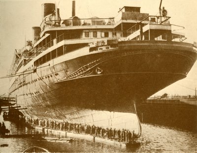 Limpiando el casco del Majestic en dique seco, c1930 de Unbekannt