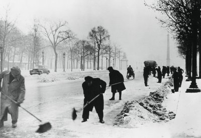 Despejando nieve en los Campos Elíseos, París ocupado por los alemanes, invierno, 1941 de Unbekannt