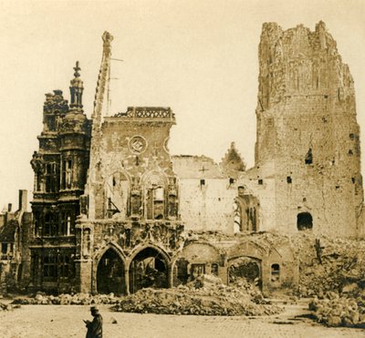 Torre del Reloj y Hôtel de Ville, Arras, norte de Francia, c1914-c1918 de Unbekannt