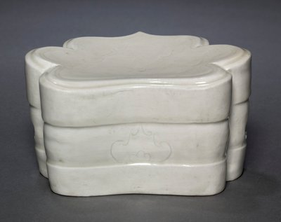 Almohada con collar de nubes, 1000s-1100s de Unbekannt
