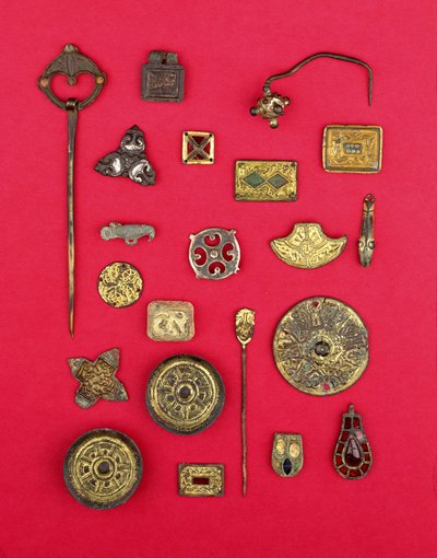 Colección de joyería anglosajona y celta incluyendo monturas de bronce dorado, broches de platillo y cruciformes y un colgante merovingio, que van desde el siglo I hasta el VII d.C. de Unbekannt
