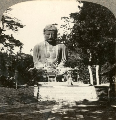 Estatua colosal de Buda, reverenciada por los japoneses, en un templo selvático, Kamakura, Japón, c. 1900 de Unbekannt