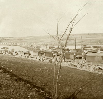 Columna de camiones en la Voie Sacrée, Verdún, norte de Francia, c. 1914-c. 1918 de Unbekannt