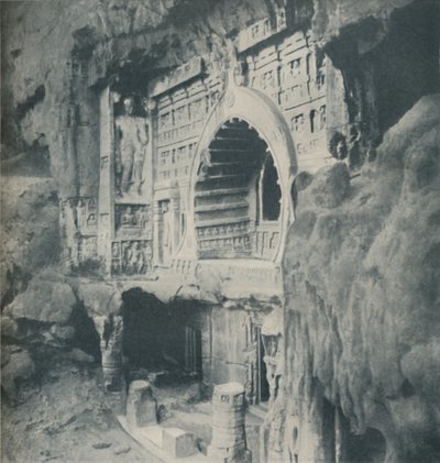 Columnas y arquitrabe tallados en la roca con habilidad maravillosa, c1935 de Unbekannt