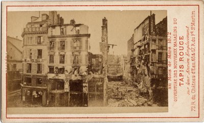 Comuna de París (1871): apertura de los grandes almacenes del Carpet Rouge, una tarjeta publicitaria que muestra el edificio un año antes, en ruinas durante la Comuna. de Unbekannt