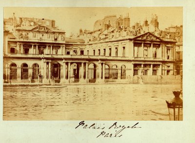 Comuna de París (1871): vista del Palais Royal (Palais-Royal) destruido. Fotografía anónima. Impresión en cartón Dim. 15x10 cm de Unbekannt