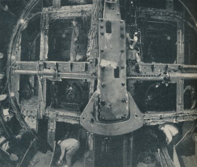 Escudo Greathead compuesto destruyendo una barrera entre dos países, c. 1935 de Unbekannt