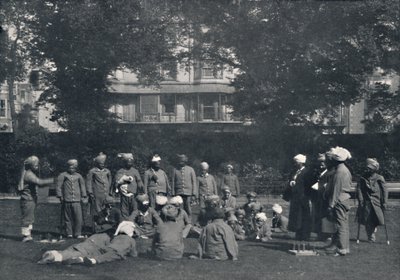 Soldados Indios Convalecientes Jugando a los Aros en los Céspedes Orientales, c1915 de Unbekannt