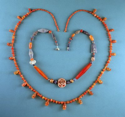 Collar de cornalina de Tell Farah (Sur), Israel, c.1300 a.C.; Collar de lapislázuli, cornalina y cornalina grabada de Kish, Irak, c.2500 a.C. de Unbekannt