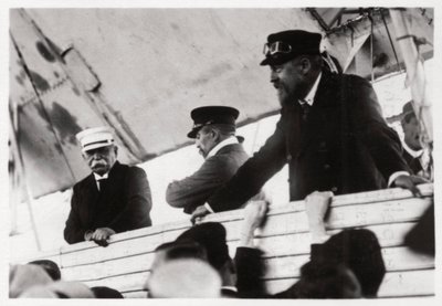 El Conde Zeppelin y el Dr. Eckener en una góndola Zeppelin, Schwaben, Alemania, c1908-1917 1933 de Unbekannt