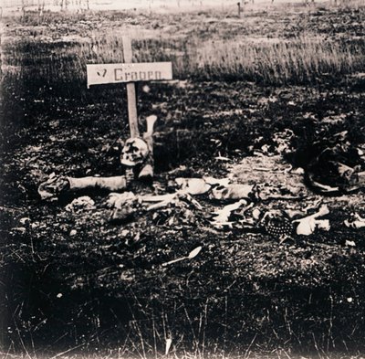 Cruz y restos humanos, c1914-c1918 de Unbekannt