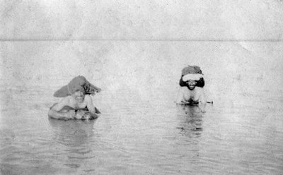Cruzando el río Tigris sobre pieles de cabra infladas, 1918 de Unbekannt