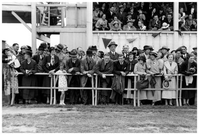 Multitud en las carreras, c. 1920-1939 de Unbekannt