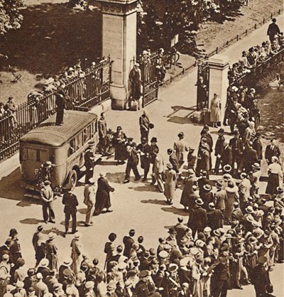 Multitud observa al hombre arrestado llevado a la furgoneta policial, 1937 de Unbekannt