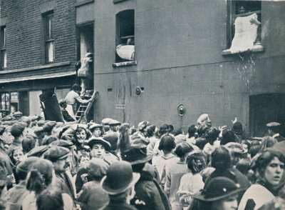 Multitud observando el saqueo de una casa alemana en Poplar, c1914 de Unbekannt