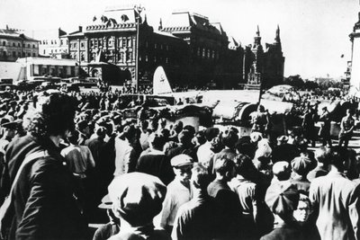 Multitudes alrededor de un bombardero alemán derribado en exhibición en la Plaza Sverdlov, Moscú, 1941 de Unbekannt