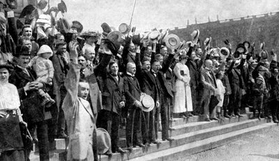 Multitudes vitoreando durante el estallido de hostilidades, fiebre de guerra en Alemania, Primera Guerra Mundial, 1914 de Unbekannt