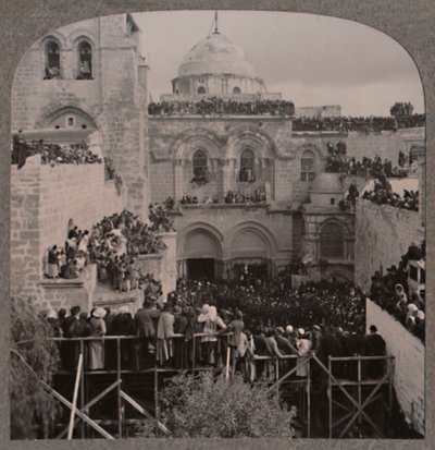 Multitudes llenando cada nicho de la Iglesia del Santo Sepulcro, c1900 de Unbekannt
