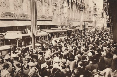 Multitudes en Oxford Street durante el feriado bancario que siguió a la coronación del Rey Jorge VI, 1937 de Unbekannt