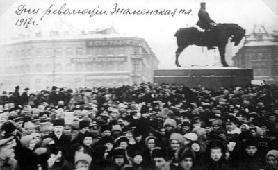 Multitudes en la Plaza Znamenskaya, Petrogrado, Rusia, Revolución de Febrero, 1917 de Unbekannt