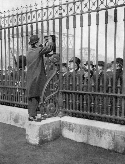 Multitudes fuera del Palacio de Buckingham esperando noticias sobre la enfermedad del Rey, 5 de mayo de 1910 de Unbekannt