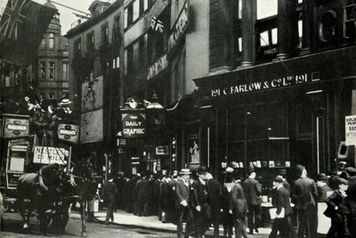 Multitudes esperando noticias sobre el Presupuesto del Pueblo 1909, 1947 de Unbekannt