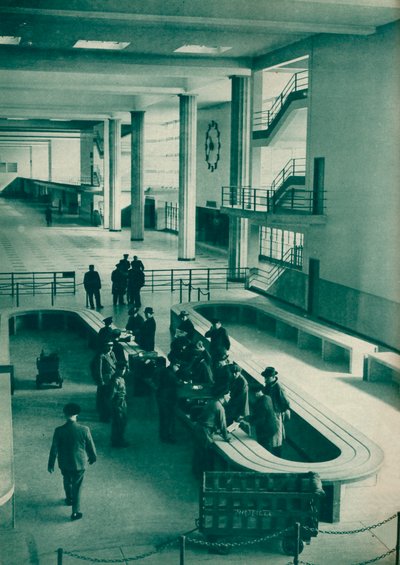 Oficiales de aduanas examinando el equipaje de los pasajeros en el Aeropuerto de Le Bourget, París, 1937 de Unbekannt