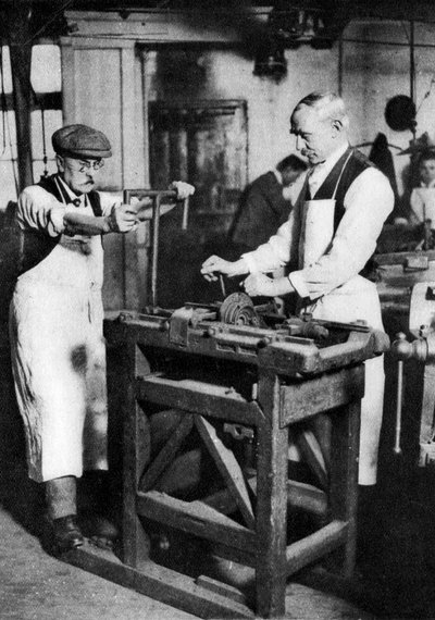 Cortando un barril de llave, Londres, 1926-1927 de Unbekannt