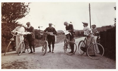 Ciclistas mirando mapas, c 1900 de Unbekannt