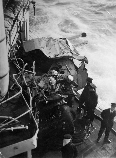 Cañón antiaéreo dañado en el acorazado británico HMS Malaya, frente a la costa de Portugal, 1937 de Unbekannt