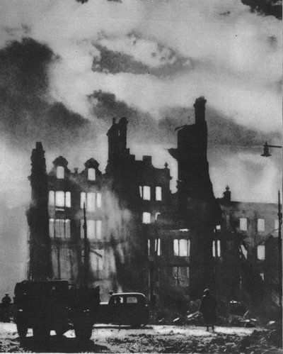 El amanecer encuentra la ciudad transfigurada después de una noche de infierno, 1941-1942 de Unbekannt