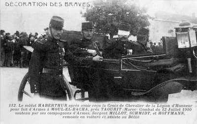 Condecoración de un soldado francés con la Legión de Honor, c1910 de Unbekannt