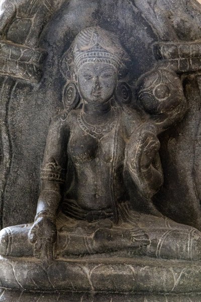 Museo Nacional de India, Delhi. Gaja-Lakshmi (elefantes rociando agua sobre la diosa Lakshmi). Pala, siglo IX d.C. Bihar. Piedra. Detalle. India. de Unbekannt