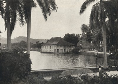 El Lago de Kandy con el Edificio de la Biblioteca del Templo del Diente Sagrado, 1926 de Unbekannt