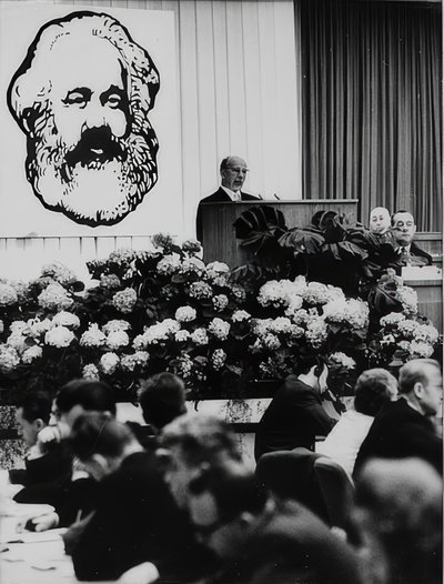 El presidente del Consejo de Estado de la República Democrática Alemana Walter Ulbricht en una reunión con motivo del 150 aniversario de Karl Marx. Sala de congresos de Berlín. 2 de mayo de 1968 de Unbekannt