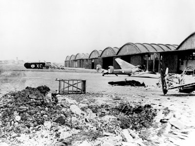 Aviones destruidos en el aeródromo de Le Bourget, París ocupada por los alemanes, julio de 1940 de Unbekannt