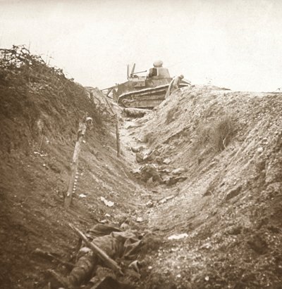 Tanque destruido y cuerpo muerto, Auberives, Francia, c1914-c1918 de Unbekannt
