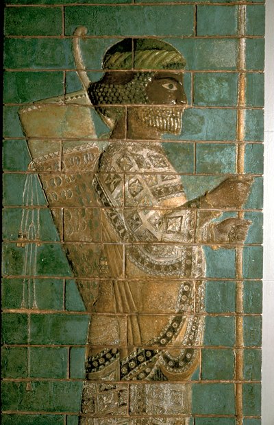 (detalle) de un relieve que muestra un arquero de la Guardia Real Persa, Palacio de Darío I, Susa, c. 500 a.C. de Unbekannt