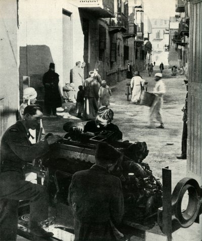 Dispersos en las calles traseras de El Cairo es toda una pequeña industria... c1942-1943, 1945 de Unbekannt