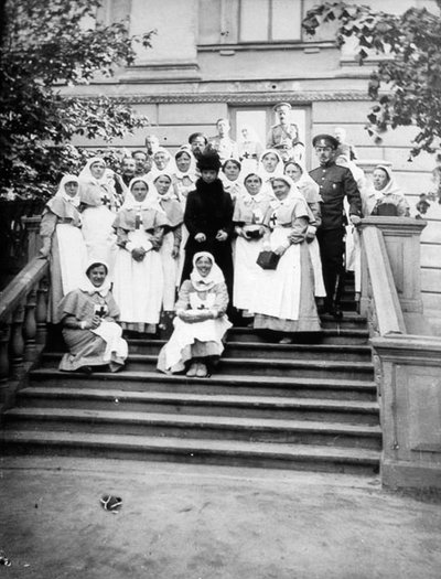 La emperatriz viuda María Feodorovna de Rusia con enfermeras fuera de un hospital, Rusia, 1916 de Unbekannt