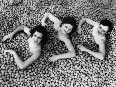 Tres jóvenes mujeres bañándose en un mar de nueces. América. 1932 de Unbekannt