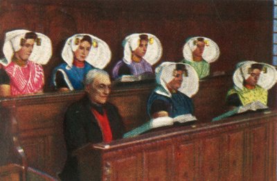 Mujeres holandesas con vestimenta tradicional en la iglesia, c1928 de Unbekannt
