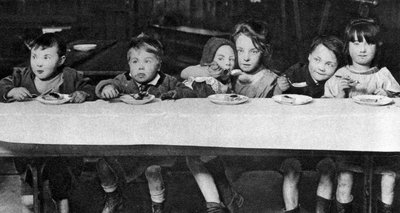 Niños del East End alimentados por una organización benéfica, Londres, 1926-1927 de Unbekannt
