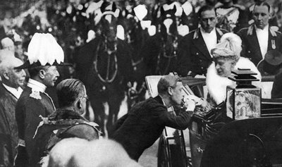 Eduardo VIII saludando a la Reina María en Windsor, 1936 de Unbekannt