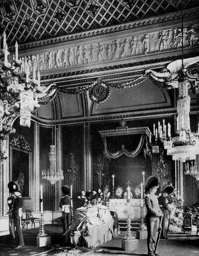 Eduardo VII en capilla ardiente, Sala del Trono, Palacio de Buckingham, Londres, 1910 de Unbekannt