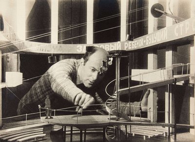 El Lissitzky trabajando en un diseño de escenario, Teatro Meyerhold, 1929 de Unbekannt