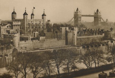 Murallas fortificadas de la Torre de Londres vistas en niveles desde los altos almacenes de Tower Hill de Unbekannt