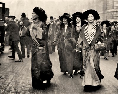 Emmeline Pethick Lawrence y Christabel Pankhurst, c.1908 de Unbekannt