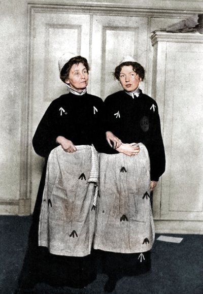 Emmeline y Christabel Pankhurst, sufragistas inglesas, en ropa de prisión, 1908 de Unbekannt