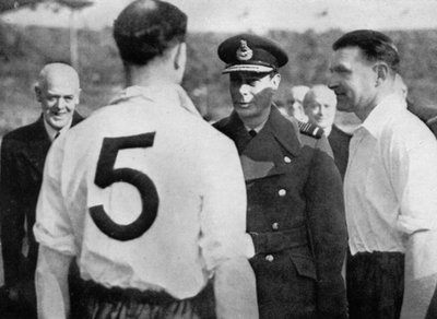 Futbolista inglés Eddie Hapgood conociendo al Rey Jorge VI, c1937-c1944 de Unbekannt